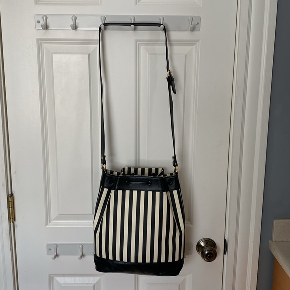 Adrienne Vittadini crossbody bucket bag - Picture 2 of 12